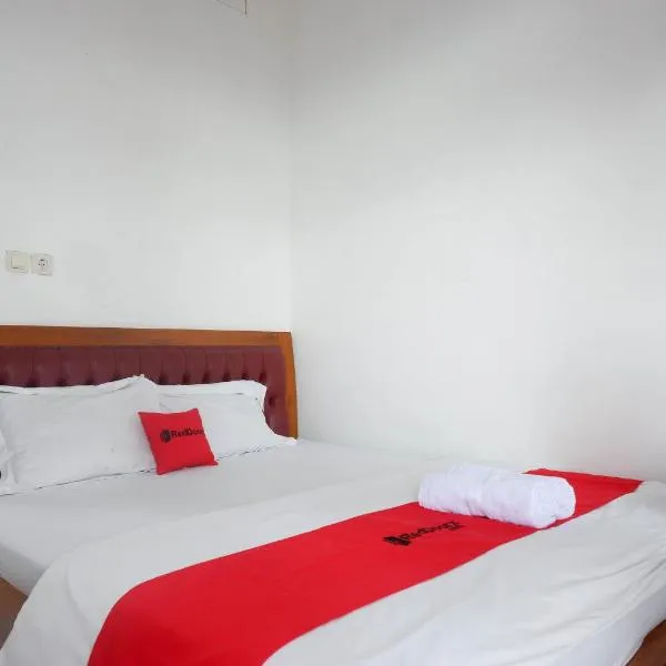 RedDoorz near Alun Alun Wonosobo 2，位于班查內加拉的酒店