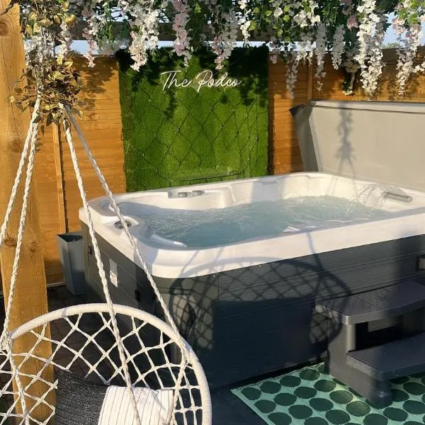 The Garden Pod with Private Hot Tub，位于Ballymagan的酒店