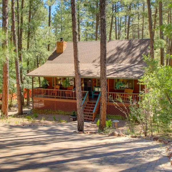 Hikers Haven Pine Getaway with Wraparound Deck!，位于Pine的酒店