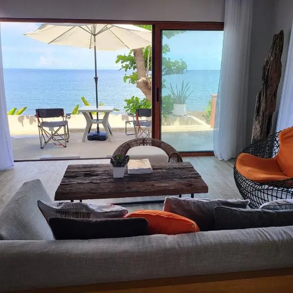 Royal Seascape 1 Beachfront- Optional Jacuzzi，位于圣胡安的酒店