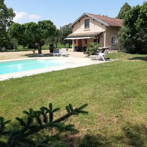 Gîte à la campagne avec piscine，位于Dompierre-sur-Chalaronne的酒店