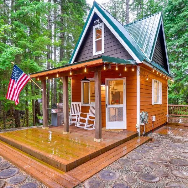 Adorable A-Frame Cabin, Steps to Lake Cushman!,位于Hoodsport的酒店