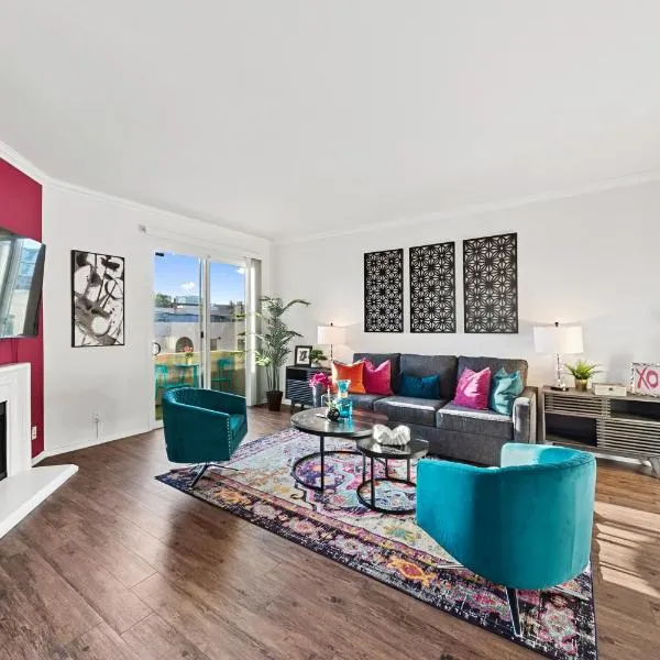 Beverly Hills Chic 2 bed 2bath with Patio and Parking 309，位于洛杉矶的酒店