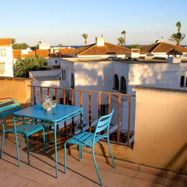 Ático con gran terraza a 50 metros de la playa de Casares，位于圣路易斯·德·萨比尼尔的酒店