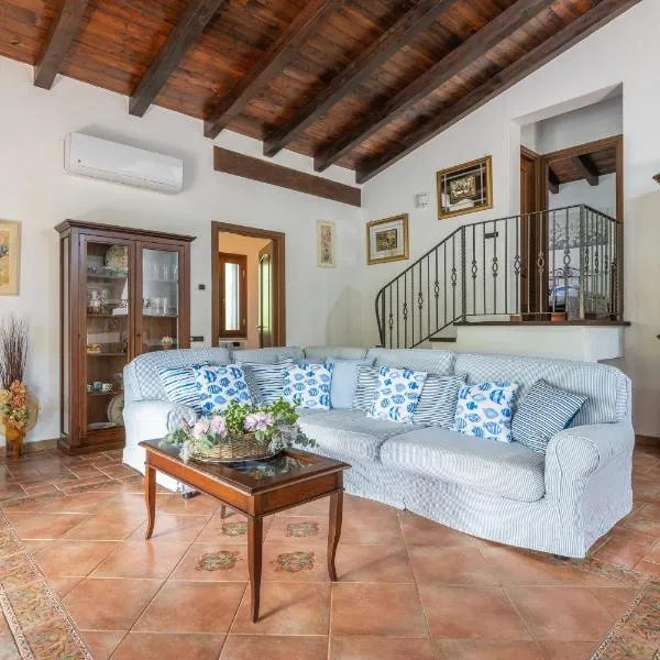 Villa Rossu，位于Nuxis的酒店