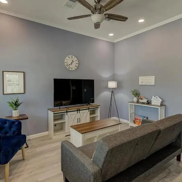 3 mins from Magnolia, Baylor, and Downtown Waco，位于韦科的酒店