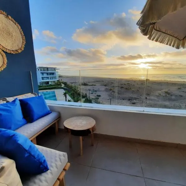 Sidi Rahal Blue View, Beachfront wide seaview with pool，位于Dar Hamida的酒店
