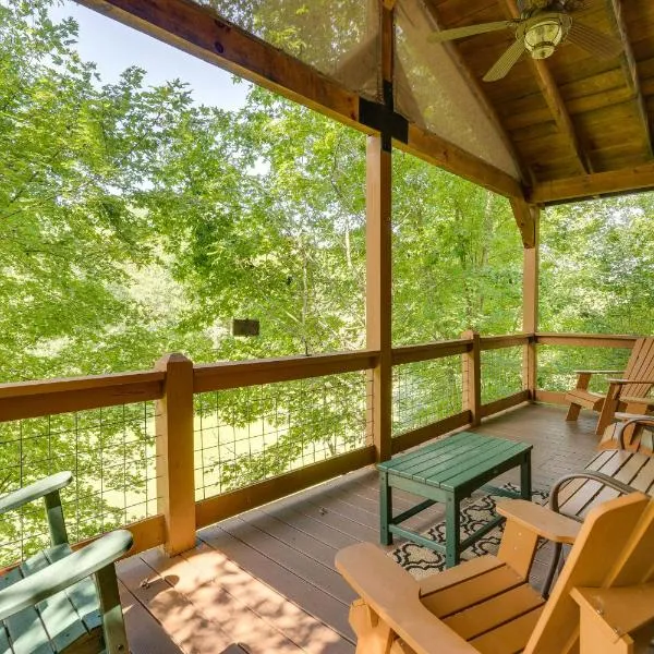 Cozy Creekside Cabin with Fire Pit and Views!，位于海厄沃西的酒店