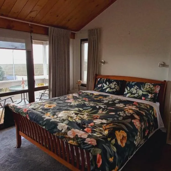 Auckland Beachview Homestay with free Netflix, Parking，位于Bethells Beach的酒店