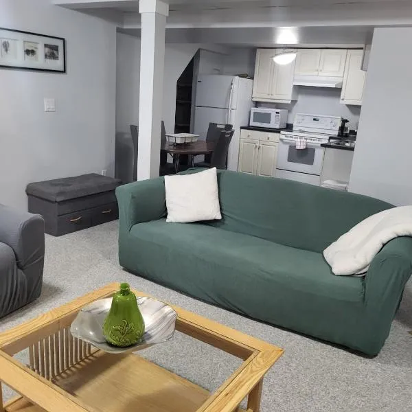 Private basement apartment，位于萨斯卡通的酒店