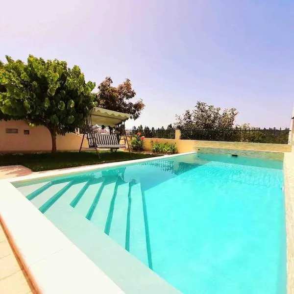 Paradise House - Apartment in Villa with private pool and private garden，位于阿布兰特什的酒店