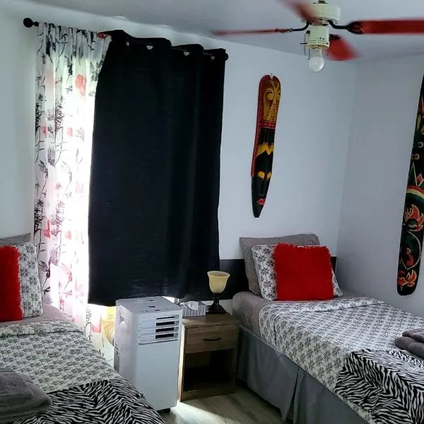 Quiet cozy apartment next to highway wifi+netflix，位于Riviere-Verte的酒店