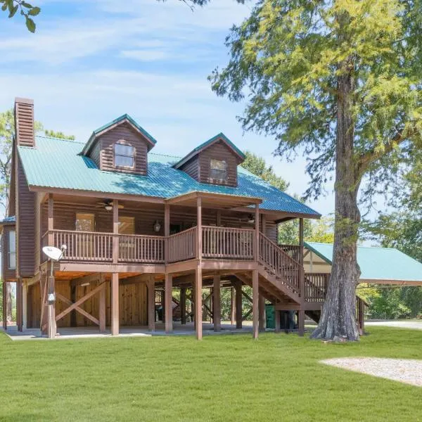 Experience Louisiana, Cabin on Bayou Petite Anse，位于新伊比利亚的酒店