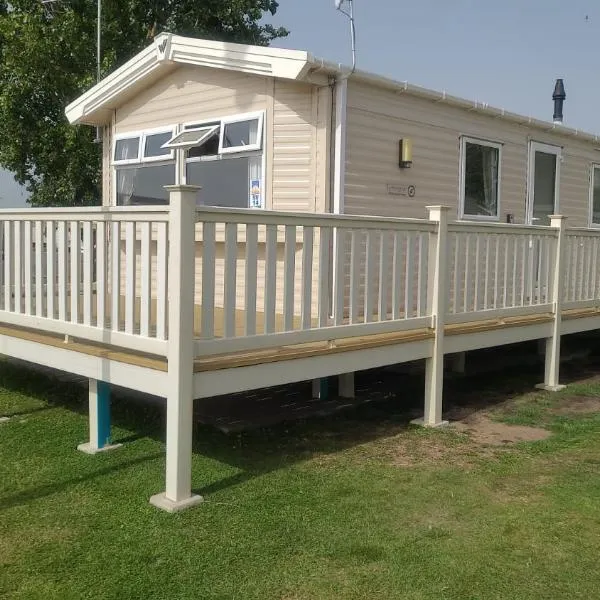 8 Bed Sun Decked Caravan Unlimited High speed Wifi and fun at Seawick Holiday Park，位于科尔切斯特的酒店