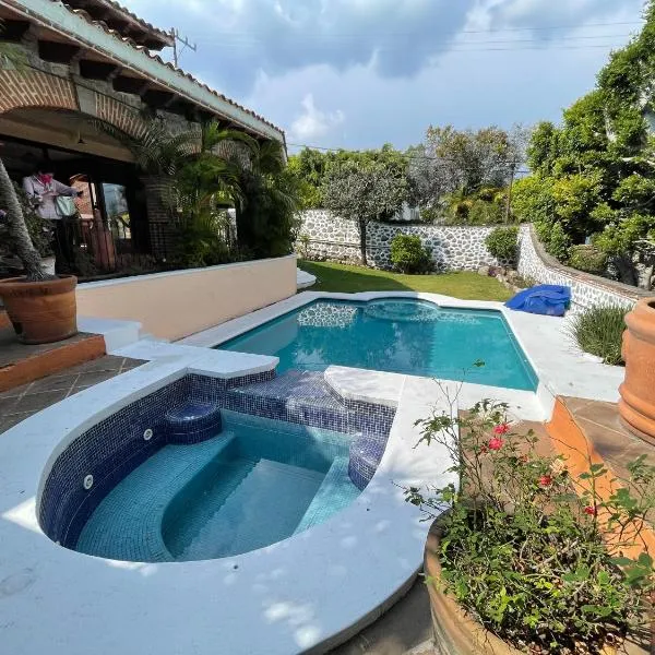 Linda Villa al lado del Club de Tenis，位于库埃纳瓦卡的酒店