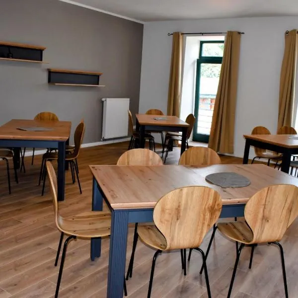 Neu renoviert: 11 Zimmer mit großer Wohnküche, mitten in der Natur，位于Neu Gaarz的酒店