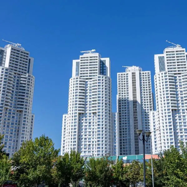 16th Floor Sky View Condo With Pool And Fitness，位于斯科普里的酒店