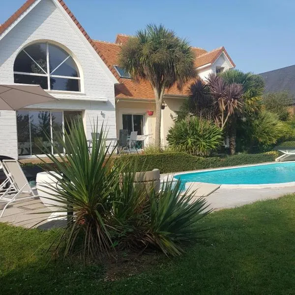 Grande Chambre entre caen et la mer chambre terrasse jardin et piscine，位于Mathieu的酒店