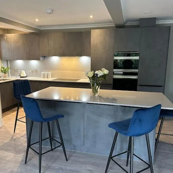 Cameron Coach House Modern Property in Murrayfield Edinburgh，位于爱丁堡的酒店