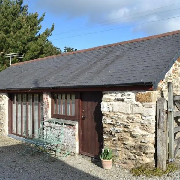 Cozy, open plan barn with log burner，位于法尔茅斯的酒店