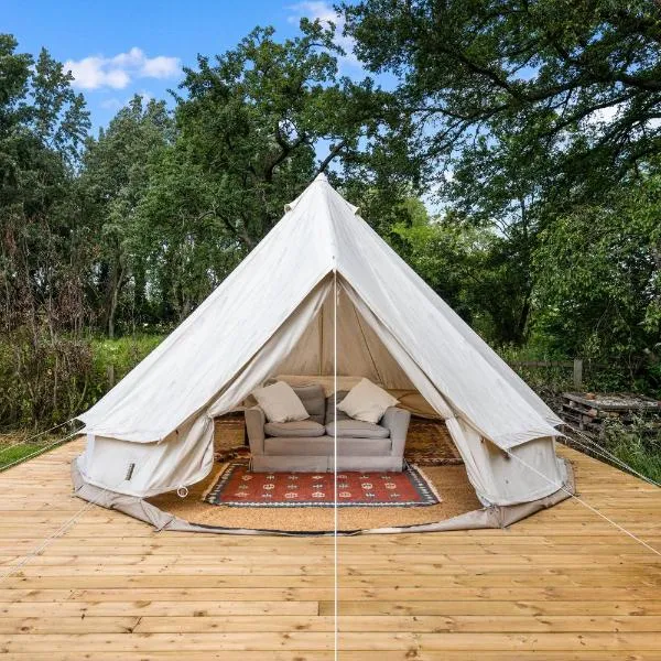 The Bell Tent - overlooking the moat with decking，位于伊夫舍姆的酒店