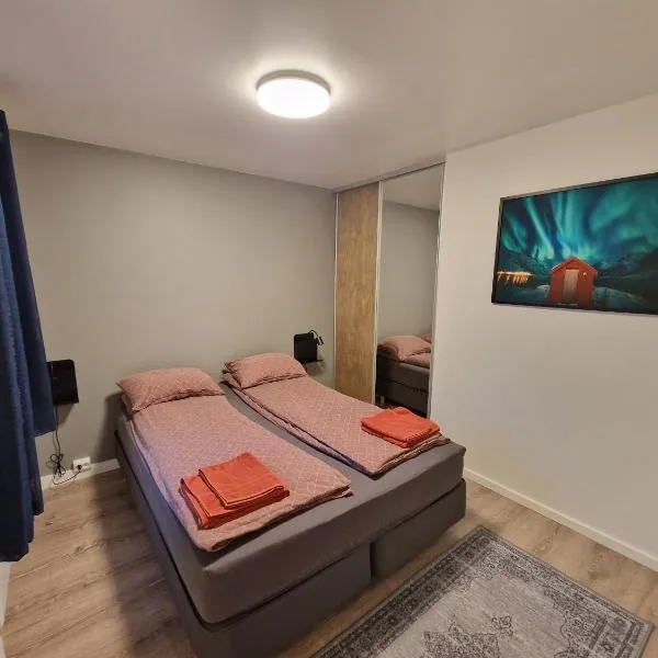 Northern living 1 room with shared bathroom，位于Røssneshamn的酒店