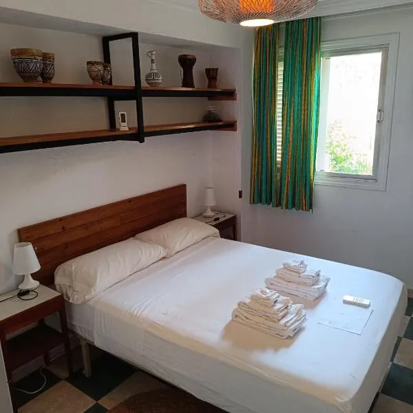 room private bathroom in shared apartment 50m from Gibraltar，位于拉利内阿-德拉康塞普西翁的酒店