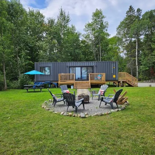 Stunning Modern Container Home on Golden Lake，位于Petawawa的酒店