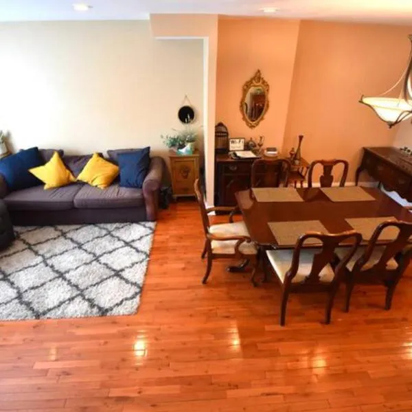Tuscany 2900 - Classic Italian Style 3BR w Parking near Airport，位于费城的酒店