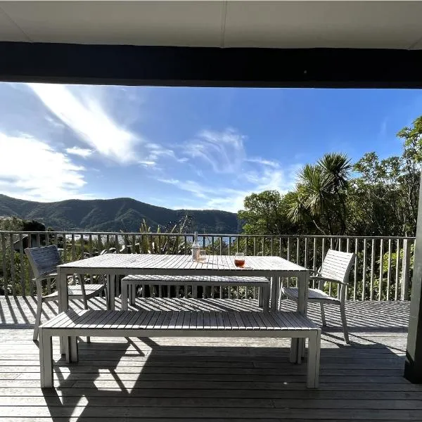 Waikawa Bay bach with spectacular views，位于皮克顿的酒店