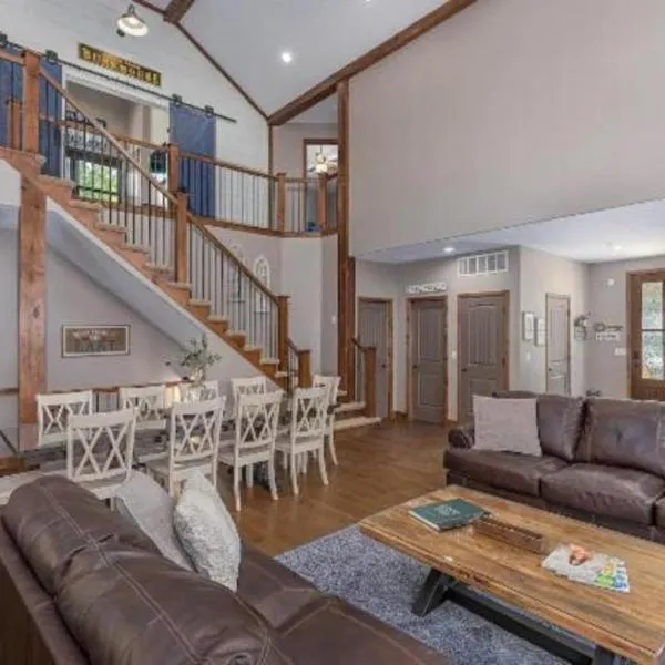 ROOMY FAMILY HOME in Branson Canyon - 8 Bed 6 Bath，位于霍利斯特的酒店