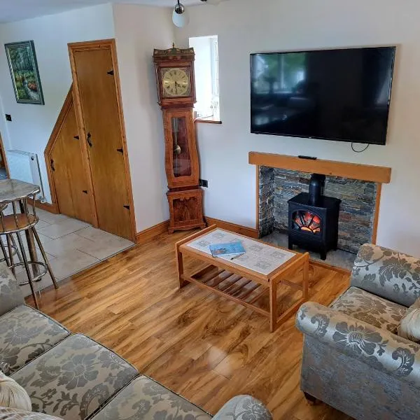 Rose Cottage Trecynon Traditional 2 bed cottage Zip World Beacons Bike，位于阿伯代尔的酒店