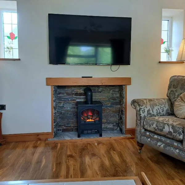 Rose Cottage Trecynon Traditional 2 bed cottage Zip World Beacons Bike，位于阿伯代尔的酒店