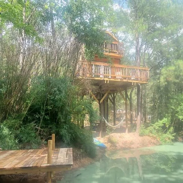Waterfront Treehouse in a Magical Forest，位于Hempstead的酒店