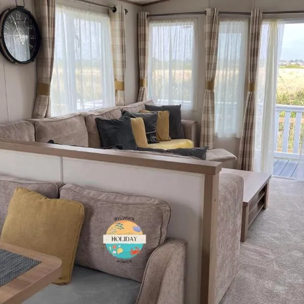 Field View - Martello Beach - Sylwia's Holiday Homes，位于Jaywick Sands的酒店