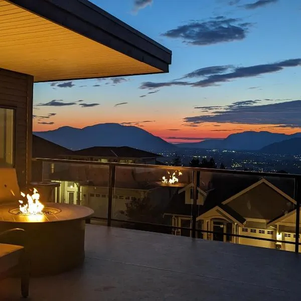 Mountain Retreat with Views, Hot Tub, Games & AC，位于奇利瓦克的酒店