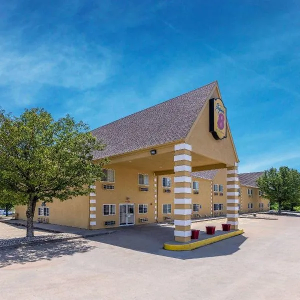 德索托劳伦斯速8酒店，位于De Soto的酒店
