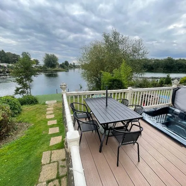 Lakeside Retreat 3 with hot tub, private fishing peg situated at Tattershall Lakes Country Park，位于塔特舍尔的酒店
