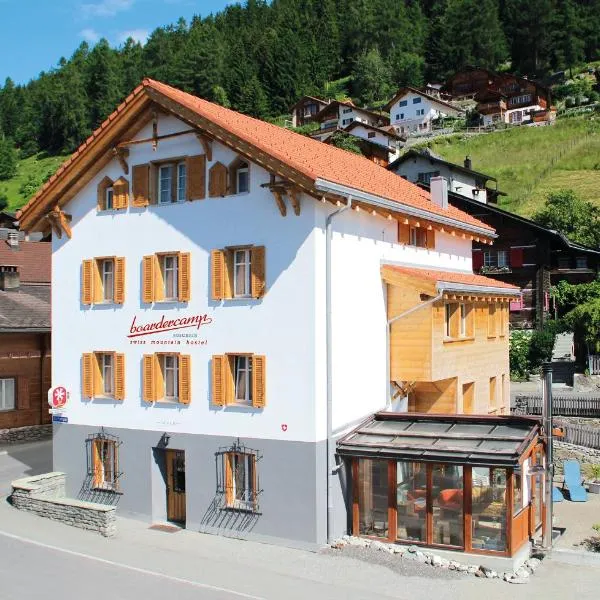 Boardercamp Laax - swiss mountain hostel，位于Ruschein的酒店