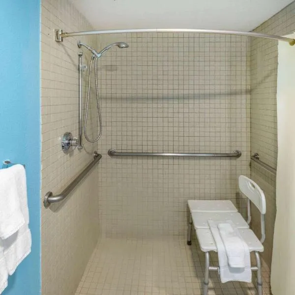 新布劳恩费尔斯拉奎塔酒店及套房，位于新布朗费尔斯的酒店