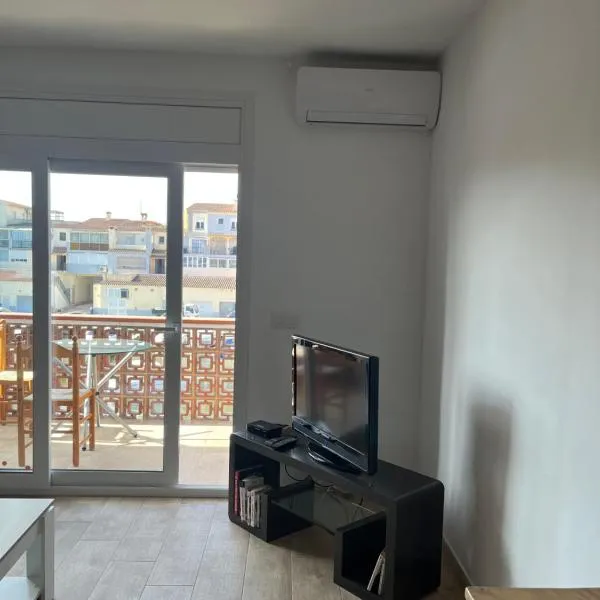 Acogedor apartamento con vistas al canal，位于艾姆布里亚布拉瓦的酒店