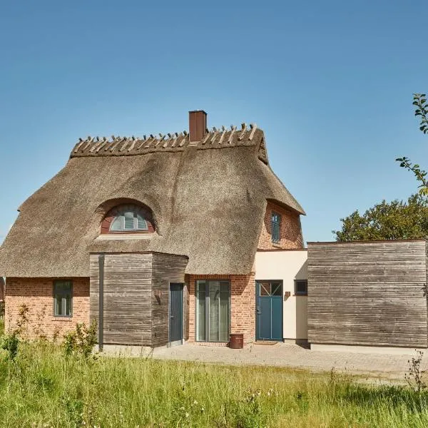 Reetdorf Geltinger Birk Atelierhaus Salzwiese，位于Nieby的酒店