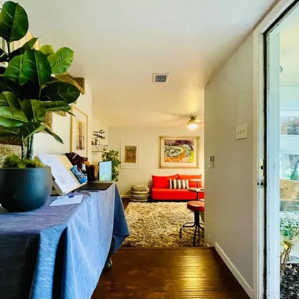 Artists Condo GAME ROOM Patio near UC Med Center，位于萨克拉门托的酒店