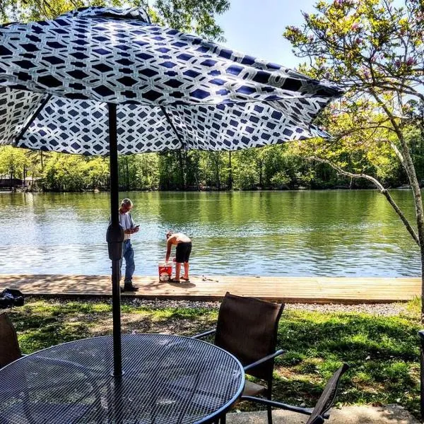 Spacious Lakeside Country Getaway!，位于温泉城的酒店