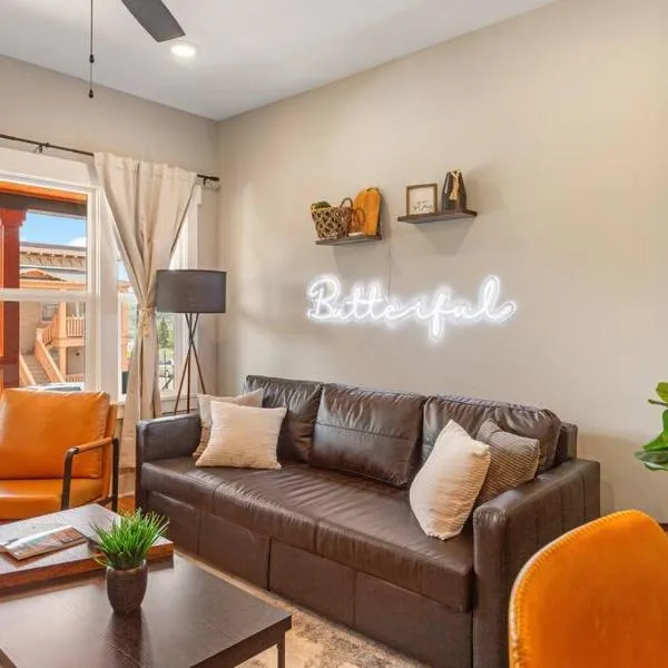 Modern condo in the heart of uptown Butte - Unit B，位于比尤特的酒店