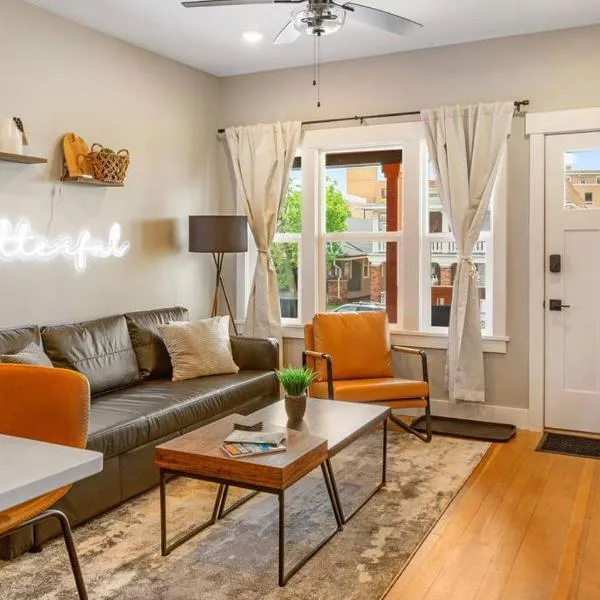 Modern condo in the heart of uptown Butte - Unit A，位于比尤特的酒店