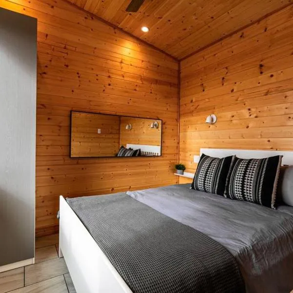 1-bedroom knotty Pine cabin w sauna & jacuzzi，位于Shirley的酒店
