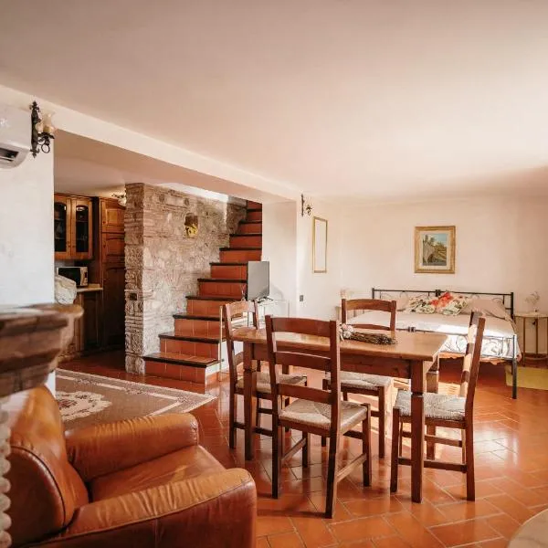 Lago del Turano - La Taverna con cucina open space e free WI-FI，位于Ascrea的酒店