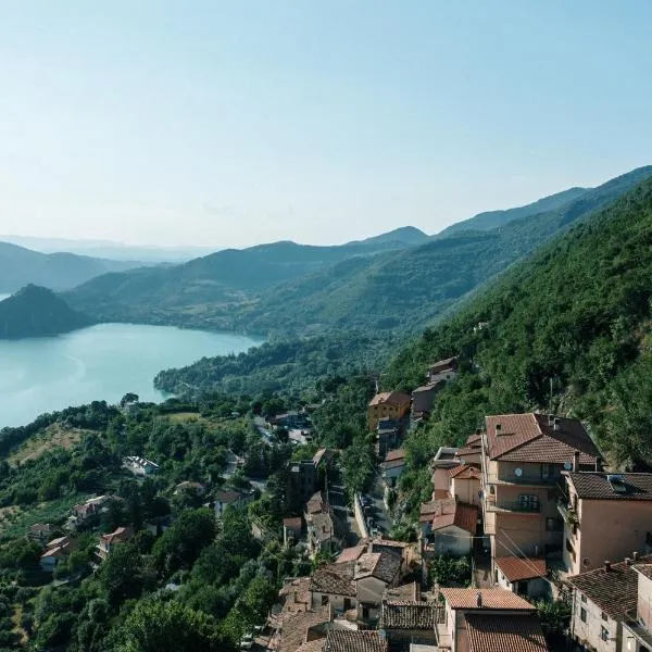 (Incanto sul Lago Turano) la vista panoramica più bella，位于Vallececa的酒店