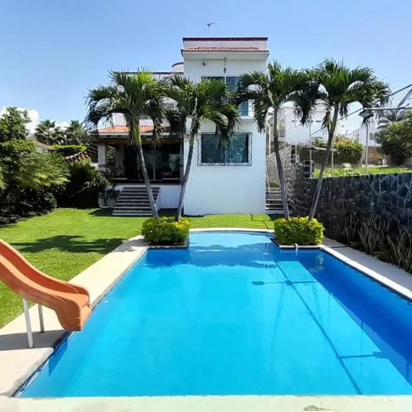 Casa con alberca privada y agradable jardín，位于瓦兹特佩克的酒店